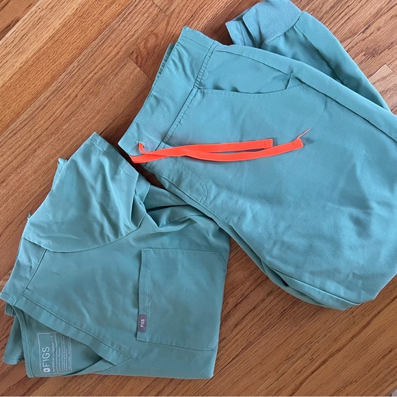 FIGS Scrub Sets Bundle - Picture 4 of 12